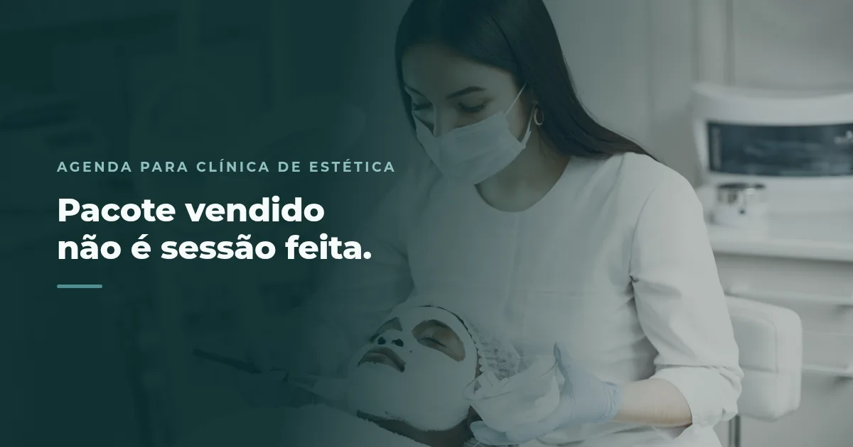 Esteticista de jaleco branco aplicando uma máscara facial numa cliente deitada na maca da clínica