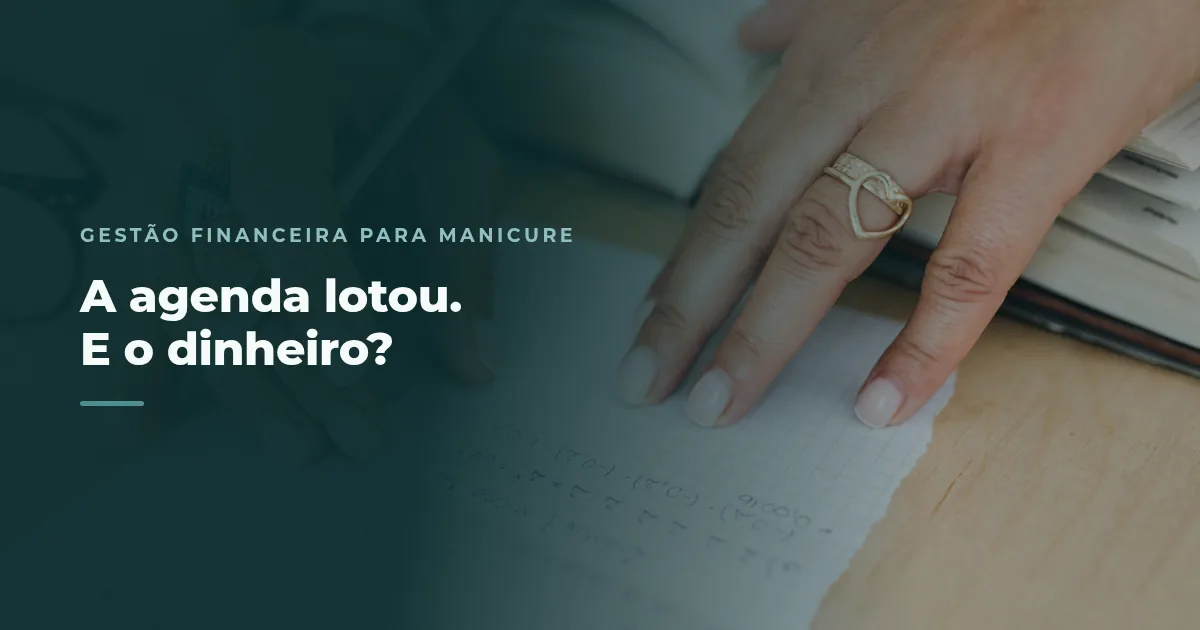 Mãos de unhas feitas apoiadas sobre uma folha quadriculada com contas escritas à mão