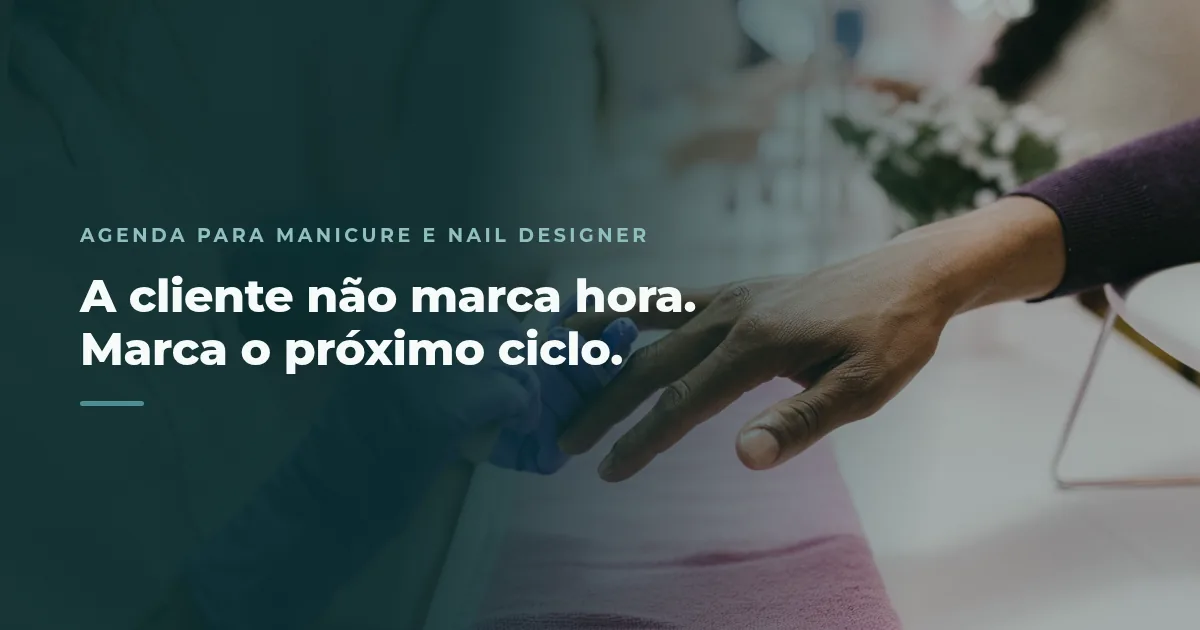 Mão de uma cliente apoiada na mesa enquanto a manicure, de luvas, trabalha nas unhas dela